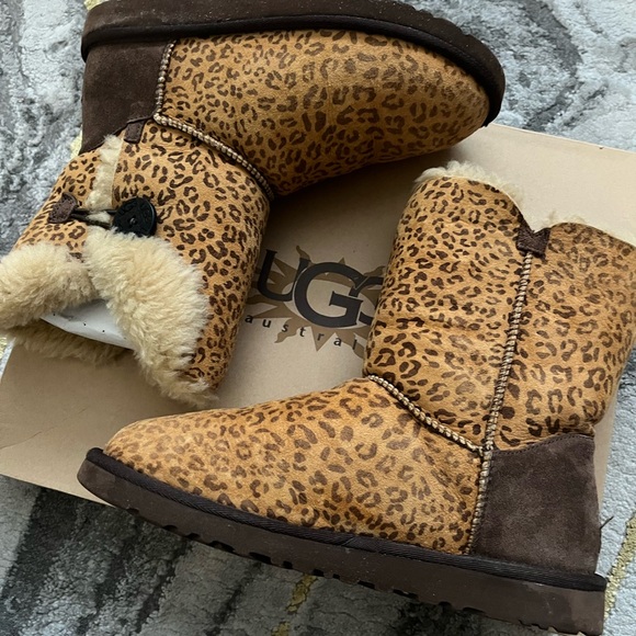 UGG AUSTRALIA Bailey Button Novelty - Picture 1 of 5